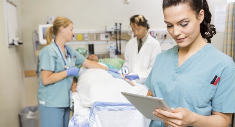 Equipe de saúde usando tablet no atendimento hospitalar